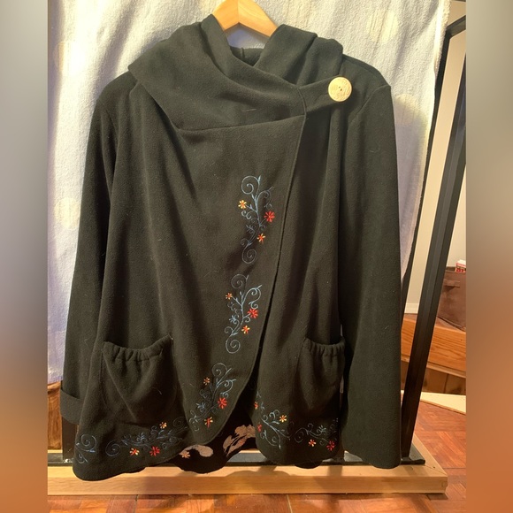 Embroidered fleece jacket with 1 button, pockets and a hoodie. - Picture 1 of 4